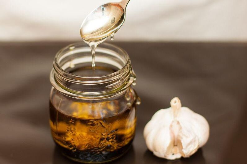 Ein Cognac-Aufguss mit Knoblauch, der bei der Bekämpfung von Parasiten hilft