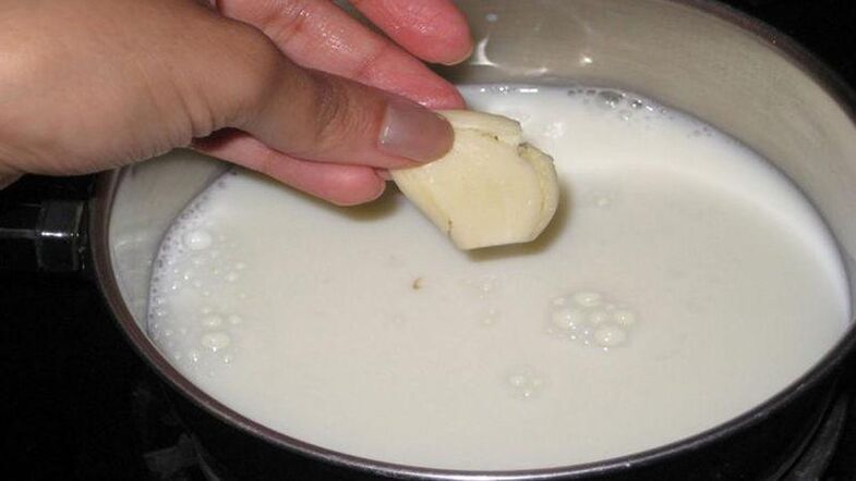 Eine Abkochung von Knoblauch mit Milch für einen reinigenden, antiparasitären Einlauf