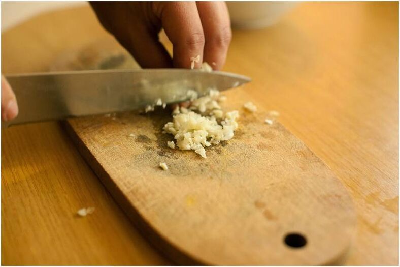 Zubereitung eines Knoblauchmittels gegen Parasiten